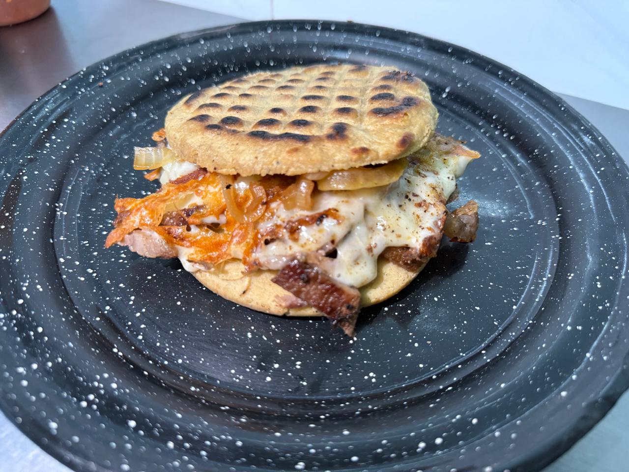 Gordita con carne, queso y cebolla
