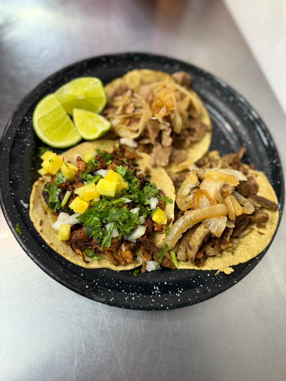 Tacos de pastor, picaña y bistec en plato de peltre